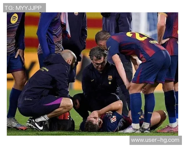 费尔明回乡参加巴萨球迷协会成立活动与球迷亲密互动签名留念